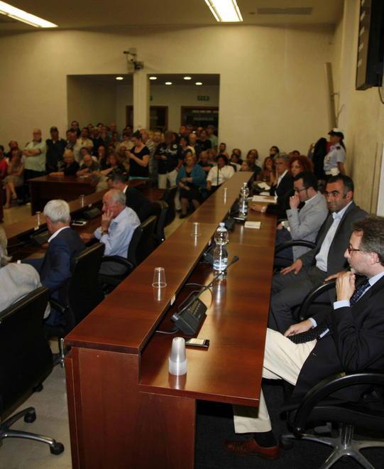 L’opposizione attacca: abuso di potere 