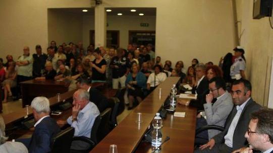 L’opposizione attacca: abuso di potere