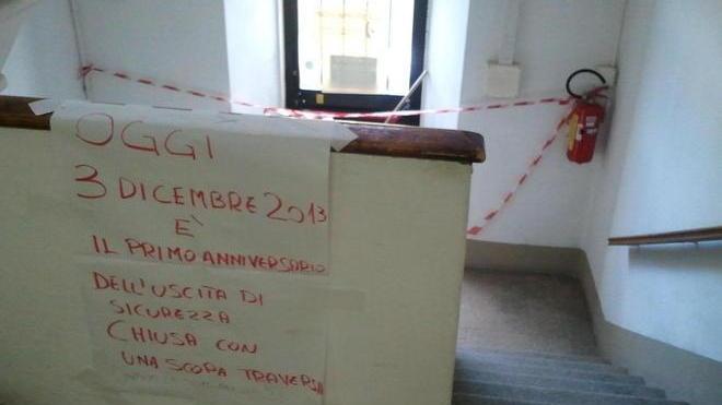 Porta di sicurezza inagibile e i dipendenti protestano