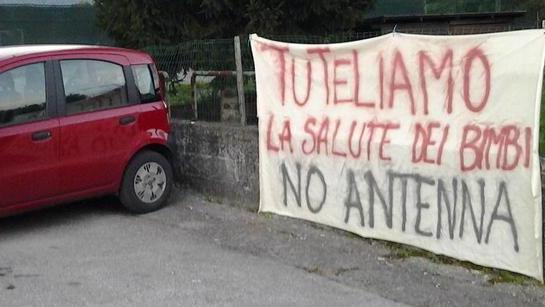 Due cortei e sit-in a Marlia contro l’antenna allo stadio