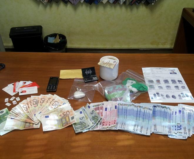 Getta la droga mentre è inseguito 