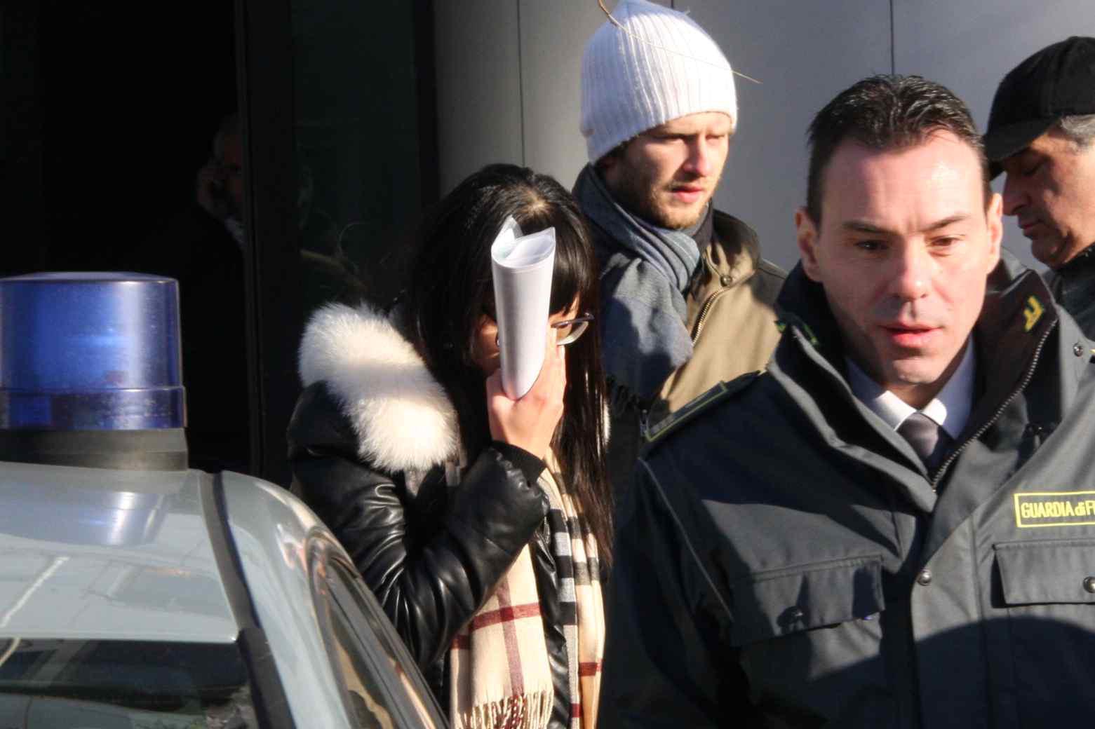 Falsi residenti cinesi a Prato, arrestata dipendente del Comune e altri sette complici. Ecco i nomi