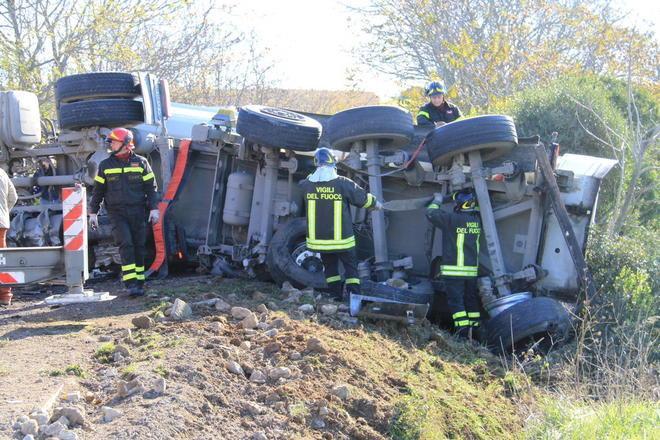 Camion si ribalta per una lastra di ghiaccio 