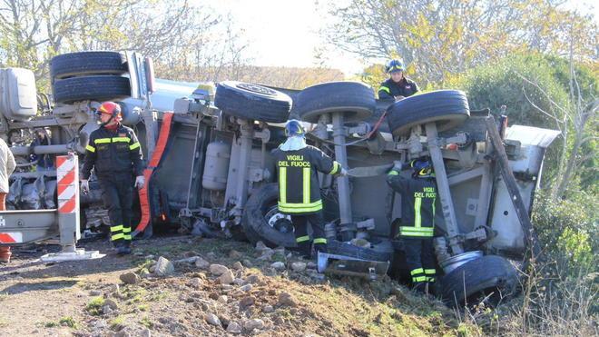 Camion si ribalta per una lastra di ghiaccio