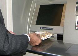 Trova 250 euro al bancomat e li riconsegna 