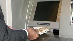 Trova 250 euro al bancomat e li riconsegna