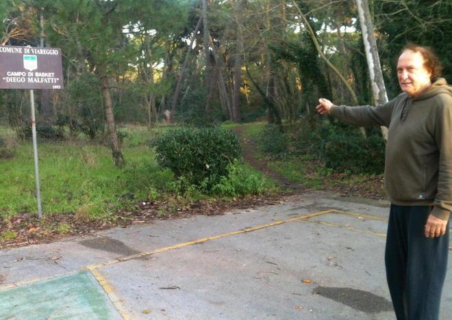 Accoltellato e rapinato a due passi dal Palasport 