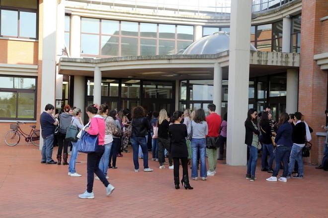 Esibizionista bloccato di fronte all’istituto Checchi 