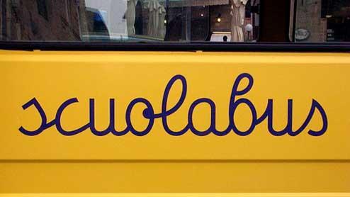Stazzema: scuolabus perde due ruote mentre porta i bimbi a lezione