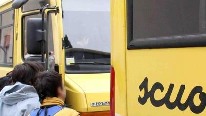 Bimbo cade sul bus: chiesti i danni