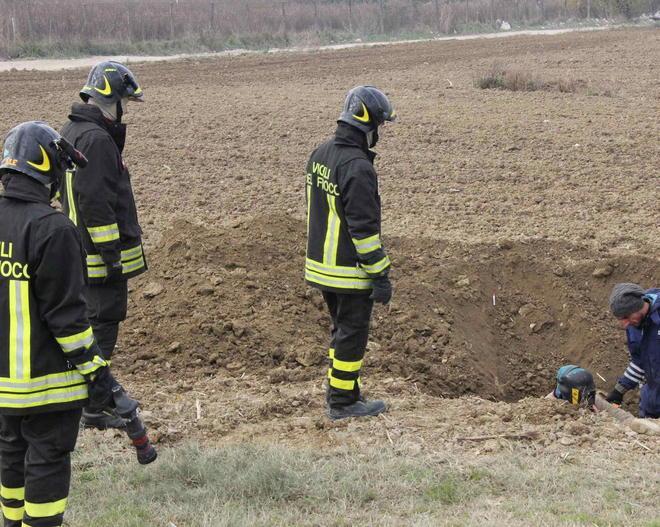 Trattore trancia tubo del gas in un campo 
