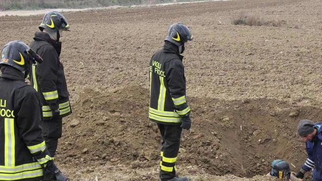 Trattore trancia tubo del gas in un campo