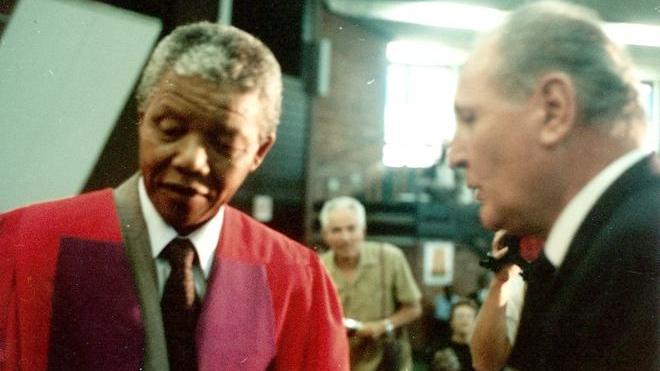 Alessandro Tacchi, in una foto l’incontro con Mandela