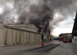 Esplode un macchinario, maxi incendio in un capannone. Due operai salvi per miracolo