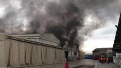 Esplode un macchinario, maxi incendio in un capannone. Due operai salvi per miracolo
