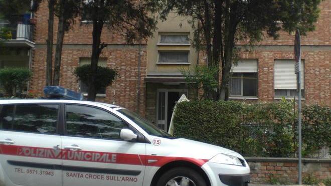 Sorpresi a dar fuoco ai rifiuti in un campo con le coltivazioni