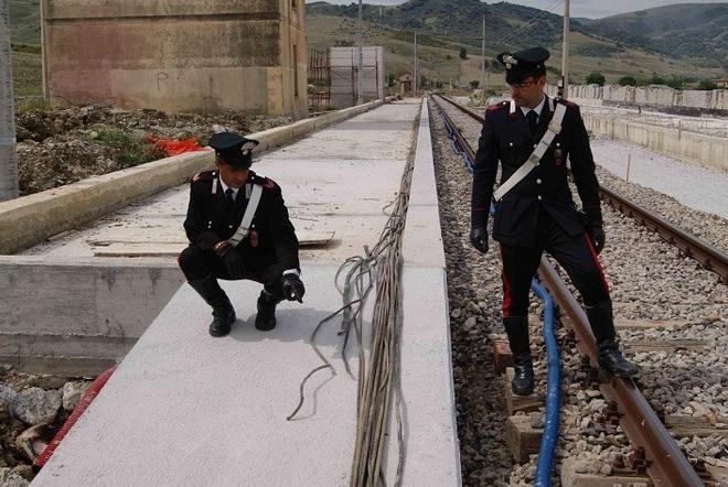 I ladri di rame bloccano la linea Lucca-Pisa per ore 