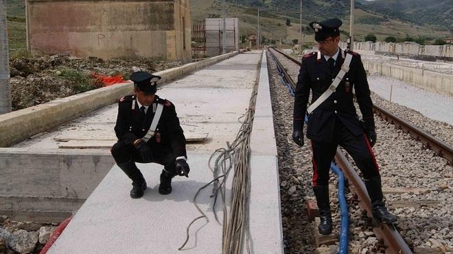 I ladri di rame bloccano la linea Lucca-Pisa per ore