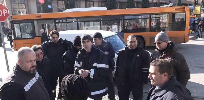 Gli autisti fermano i bus Sarà sciopero a oltranza 
