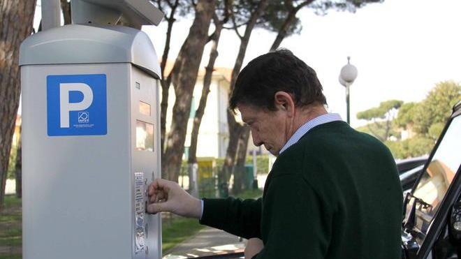 Parcheggi gratis da metà dicembre al 6 gennaio per favorire lo shopping