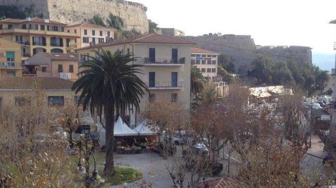 Alberi e marciapiedi per unire il centro 