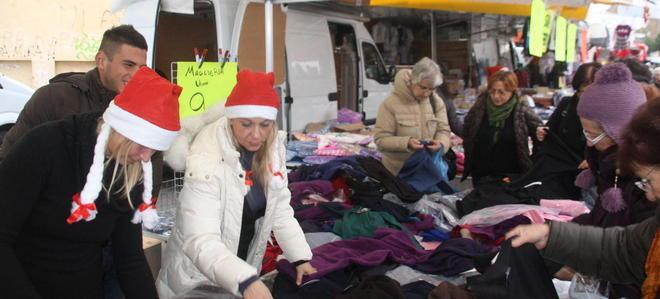 Tra le bancarelle la festa dello shopping 