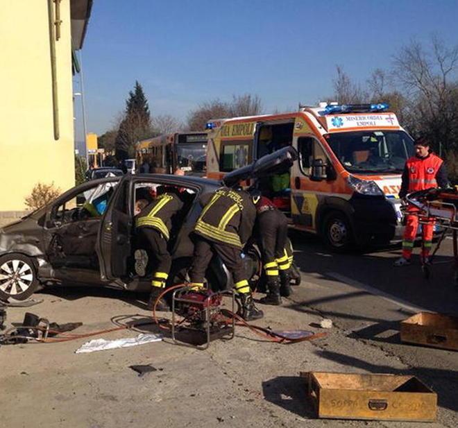 Scontro sulla Statale tra due auto donna ferita