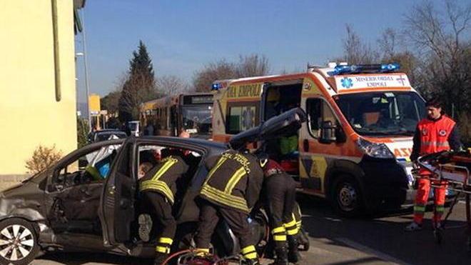 Scontro sulla Statale tra due auto donna ferita