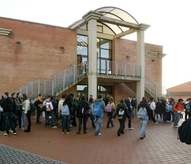 Esibizionista di fronte alle scuole bloccato da carabinieri in borghese 