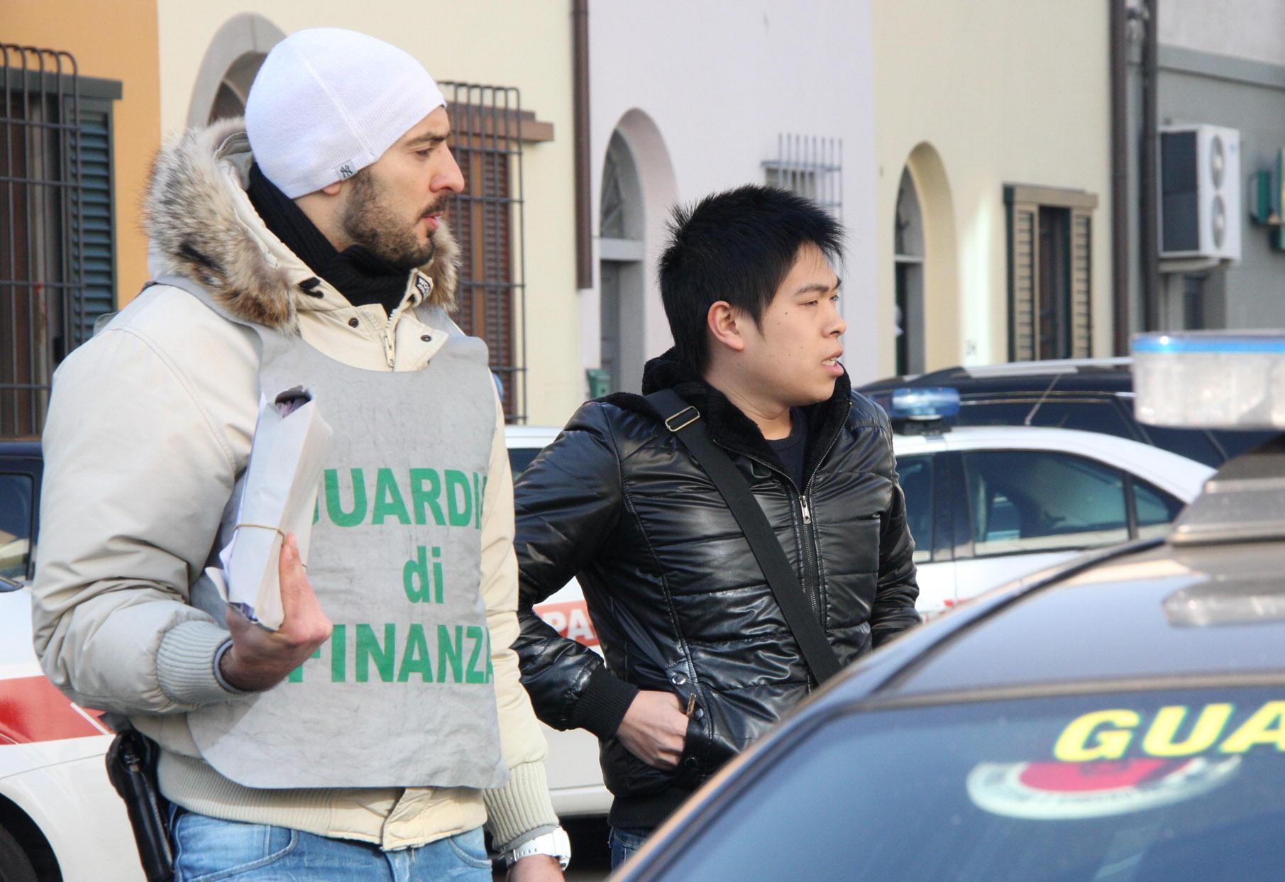 Falsi residenti cinesi a Prato, dodicimila euro nascosti dietro un lavabo 