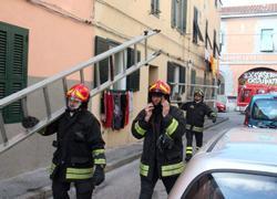 Fuga di gas in un appartamento, i pompieri entrano dalla finestra ed evitano l'esplosione 
