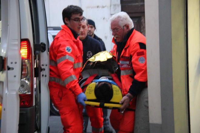 Inseguimento nelle vie dello shopping, fermato presunto scippatore