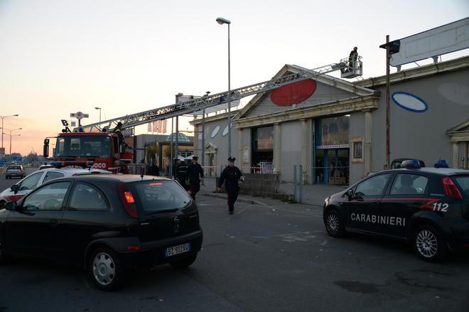 Tetto si sfonda, è gravissimo un uomo di 55 anni 