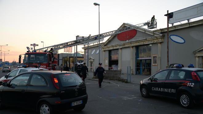 Tetto si sfonda, è gravissimo un uomo di 55 anni