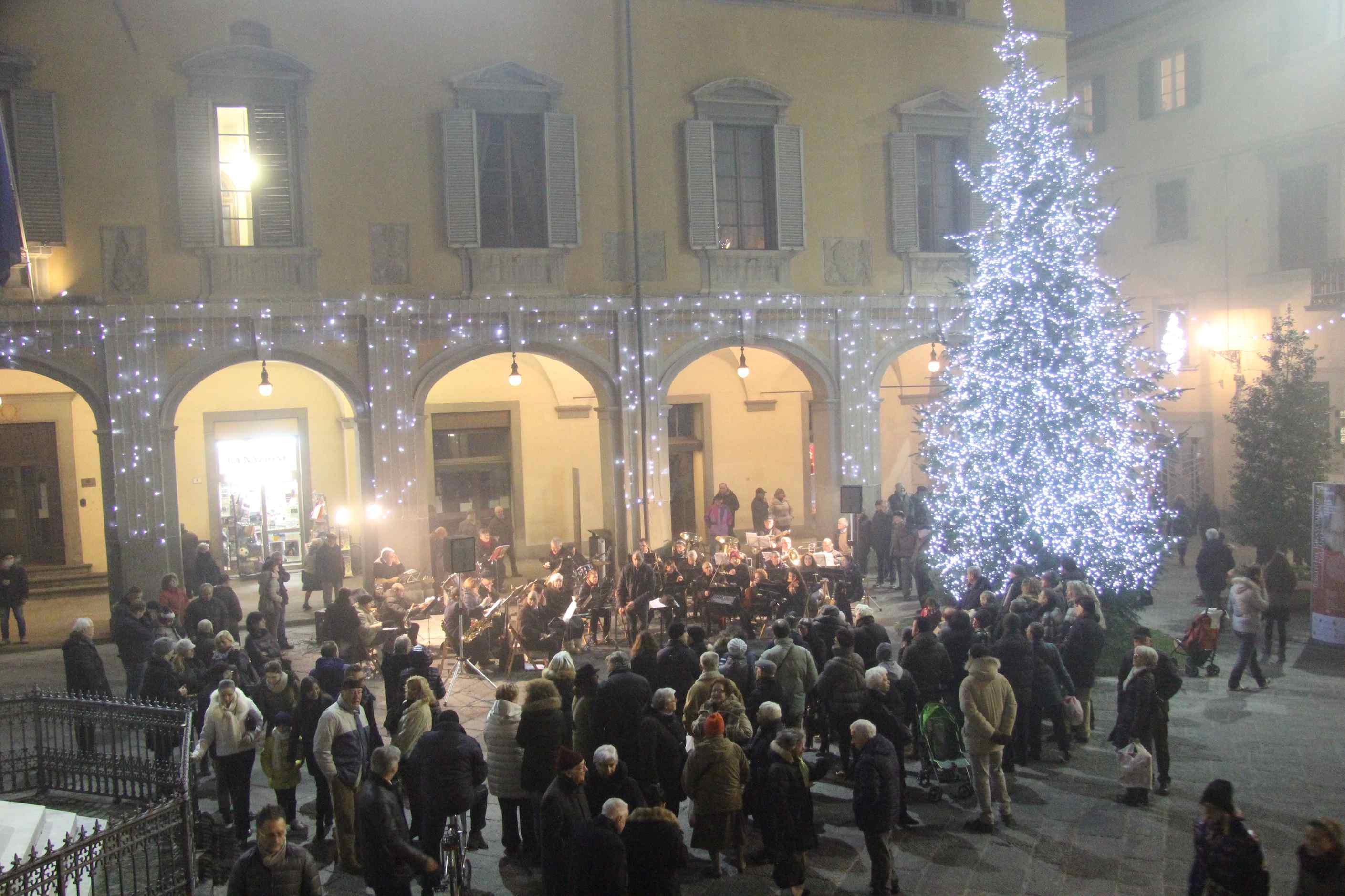 L'atmosfera magica del Natale in piazza del Comune a Prato 