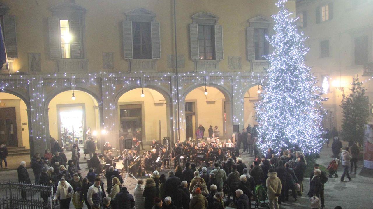L'atmosfera magica del Natale in piazza del Comune a Prato