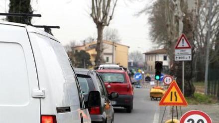 Traffico in tilt dopo il furto delle batterie a un semaforo
