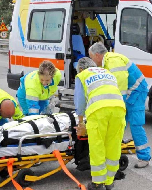 Con lo scooter contro un’auto 48enne finisce all’ospedale