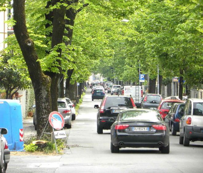Auto capotta in via Roma, ferito anziano