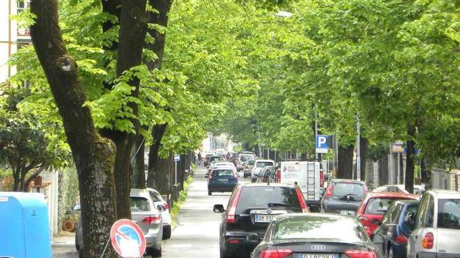 Auto capotta in via Roma, ferito anziano