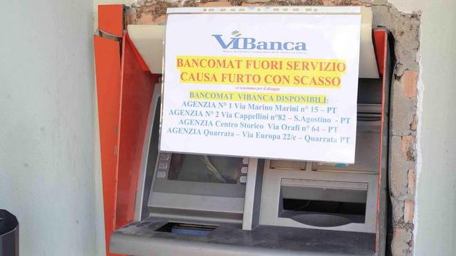 Smurano il bancomat e rubano tutti i soldi