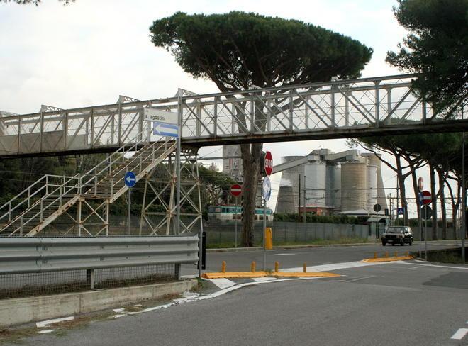 Passerella vecchia e cadente «Troppi pericoli per i pedoni»