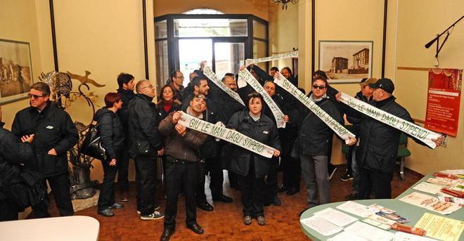 Stipendi ko: bus nel caos ma nella notte c’è l’accordo 