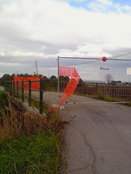 Rifiuti nei campi e un ponte ancora chiuso da un anno