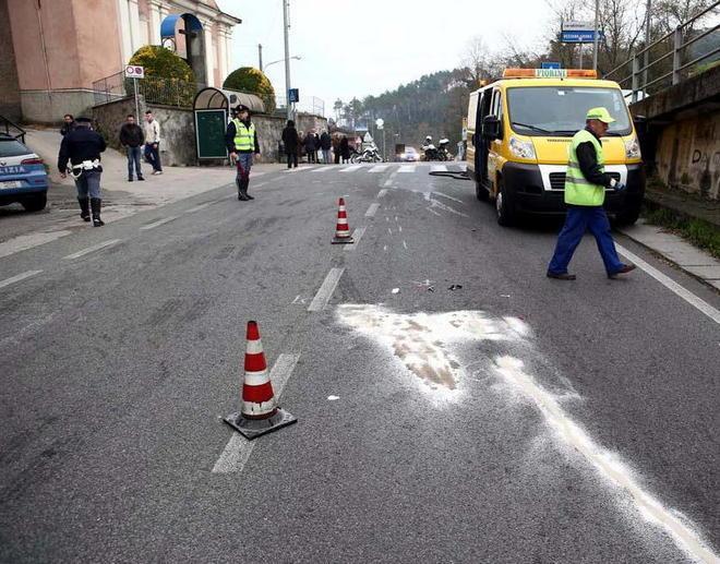Muore in moto contro un’auto 