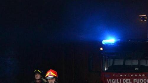 Brucia magazzino, nube nera sulla città