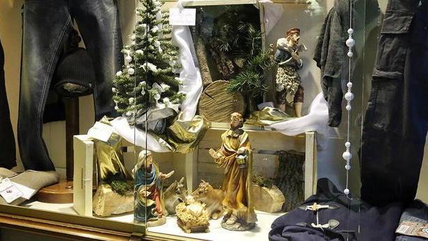 Capannuccia tra capi d’abbigliamento