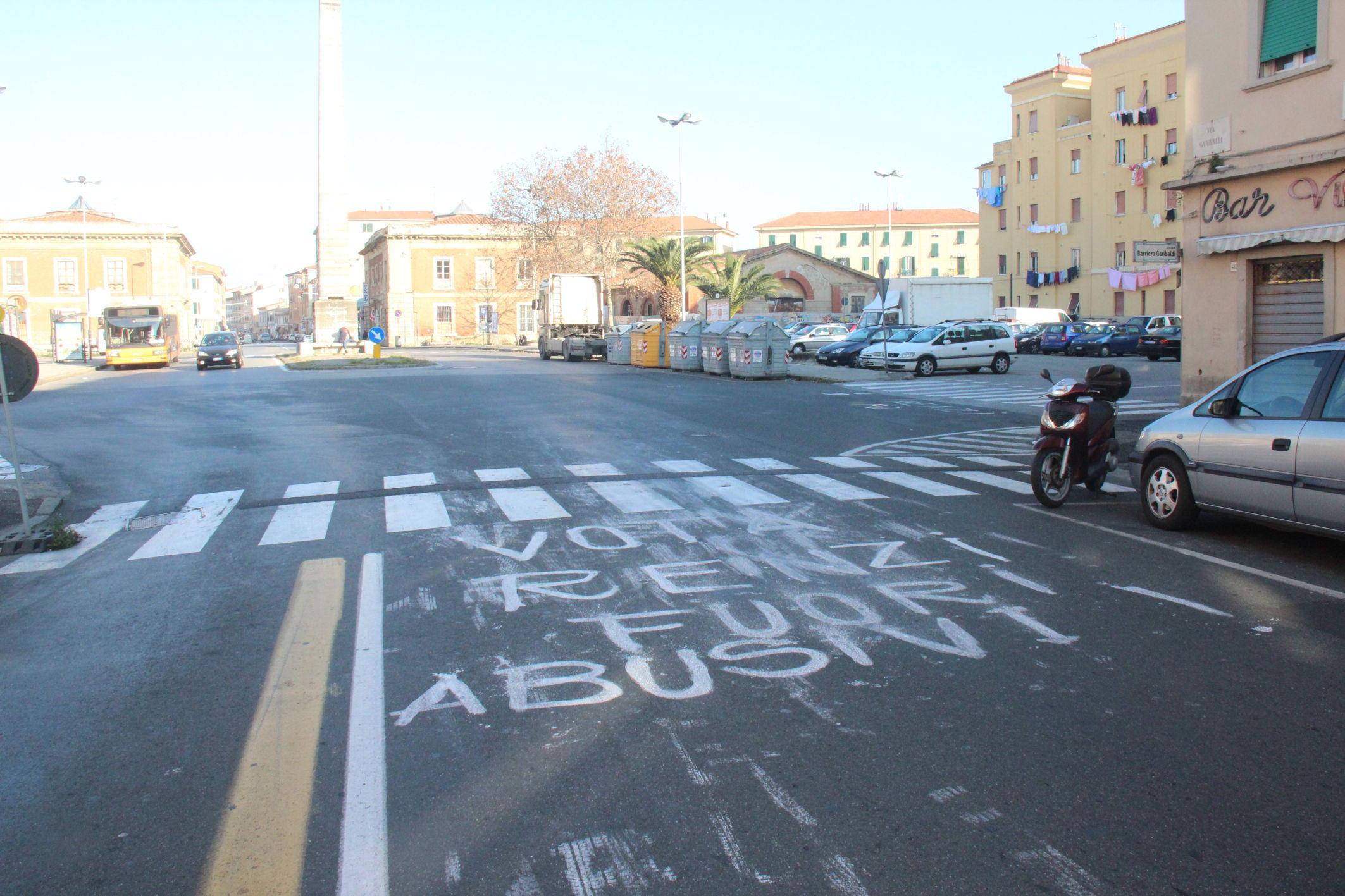 Primarie Pd, via Garibaldi tappezzata di scritte: “Vota Renzi” 