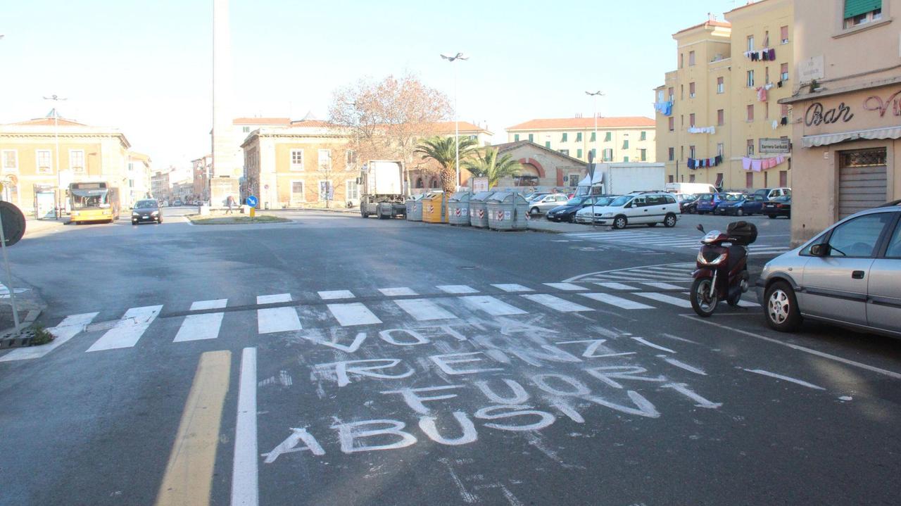 Primarie Pd, via Garibaldi tappezzata di scritte: “Vota Renzi”