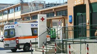 Cade nel canale e rischia di annegare, salvata ma è giallo sull'identità
